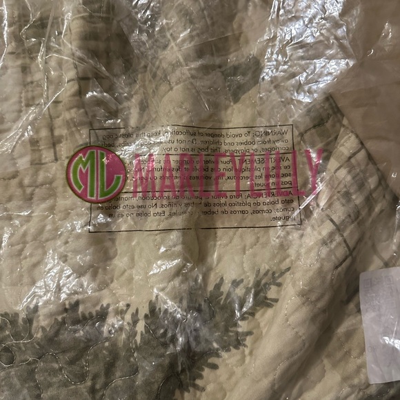 2x. Fits tight - Picture 3 of 6